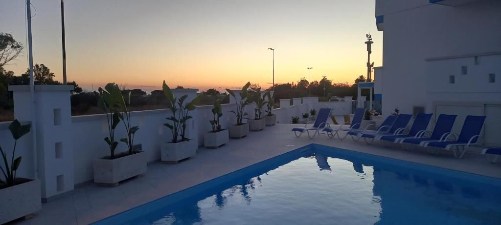 Piscina a sfioro al tramonto - Panthenon 4.0